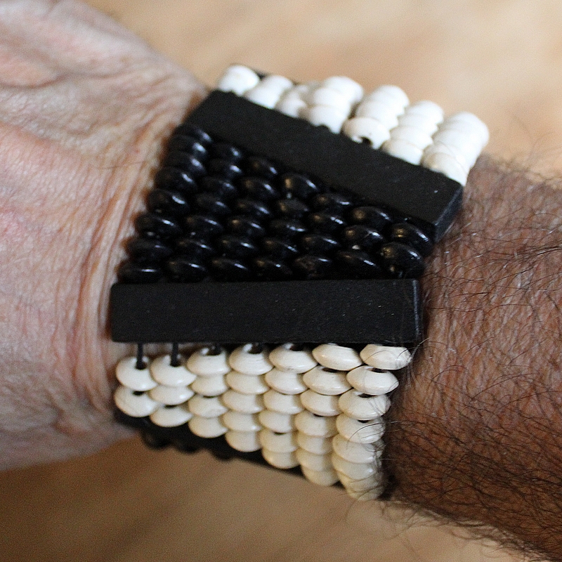 bracelet noir et blanc confortable mais pour petite main perles bois