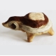 Tortue en os et poils de chameau de profil